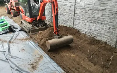 Koparka z walcem przygotowuje teren. To idealny sposób, czym wyrownac ziemie pod budowę lub ogród.
