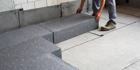 Układanie płyt termoizolacyjnych. Czy to folia na styropian czy pod, ważne by dobrze izolować.