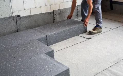 Układanie płyt termoizolacyjnych. Czy to folia na styropian czy pod, ważne by dobrze izolować.