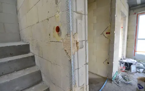 Schody betonowe, ściany z bloczków, instalacja elektryczna i siatka tynkarska – to kolejność prac na budowie.