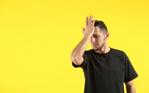 Mężczyzna z ręką na czole, wyrażający frustrację, jakby zapomniał o czymś ważnym, np. o kodach błędów defro.