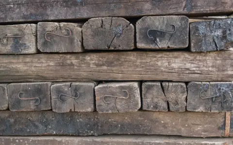 Stare podkłady kolejowe w ogrodzie mogą stanowić problem. Ich szkodliwość wynika z substancji chemicznych, którymi były impregnowane.