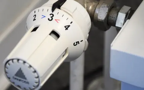 Pokrętło termostatu Danfoss pokazuje, jak działa termostat w grzejniku, regulując temperaturę od 1 do 5.