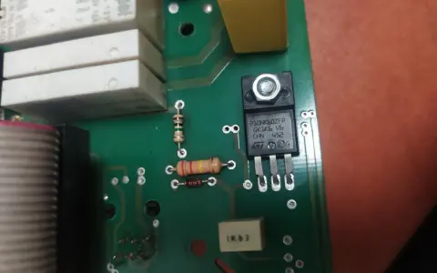 Sterownik tech: wysoka temperatura mosfet za duża. Widoczny układ scalony P1ONK6OZFP, rezystory i przekaźniki na zielonej płytce drukowanej.