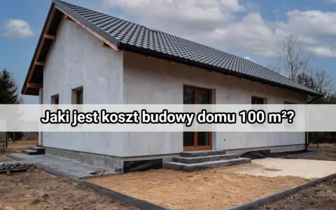 Nowy, szary dom parterowy do 100m2 w trakcie budowy. Na froncie schody i plac budowy.