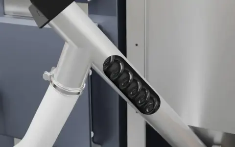 Widok przekroju podajnika, w którym widać spiralny element. Podajnik buczy nie podaje, problem z transportem materiału.
