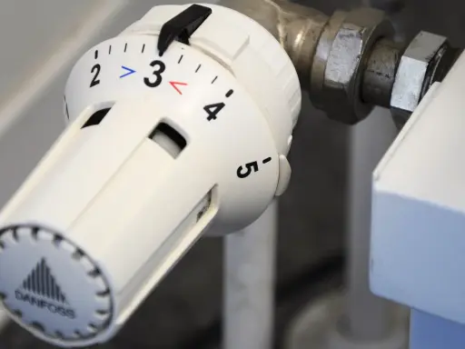 Pokrętło termostatu Danfoss pokazuje, jak działa termostat w grzejniku, regulując temperaturę od 1 do 5.