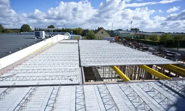 Budowa stropu z prefabrykatów, który jest rozwiązaniem, gdzie jaki strop najtańszy? Widok z góry na konstrukcję.