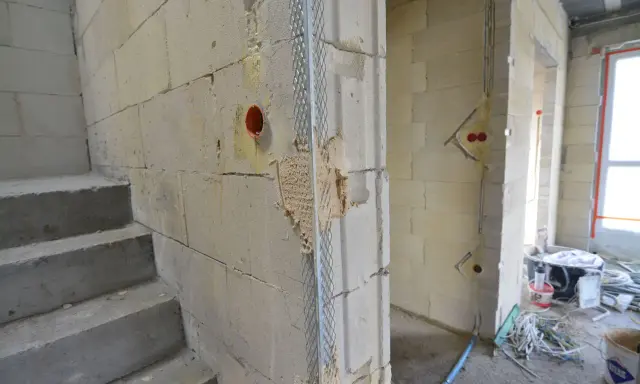 Schody betonowe, ściany z bloczków, instalacja elektryczna i siatka tynkarska – to kolejność prac na budowie.