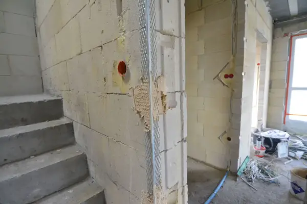 Schody betonowe, ściany z bloczków, instalacja elektryczna i siatka tynkarska – to kolejność prac na budowie.